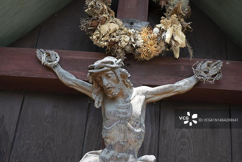 十字架上的耶稣，位于意大利南蒂罗尔阿尔贡德图片素材