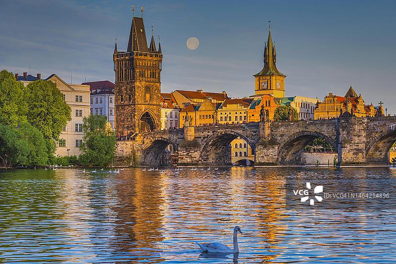 伏尔塔瓦河与查理大桥、老城桥塔、老磨坊水塔图片素材
