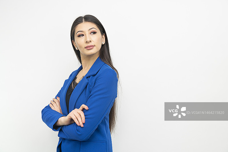 纯色背景上的年轻亚洲女商人图片素材