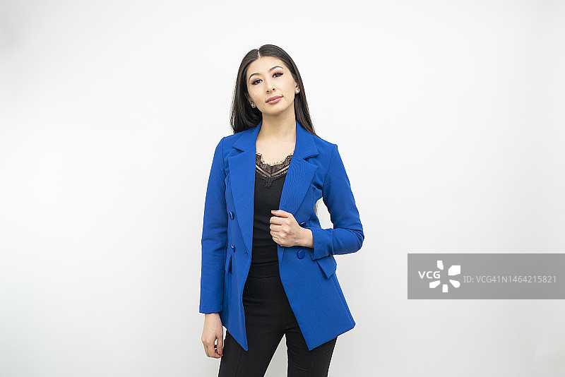 纯色背景上的年轻亚洲女商人图片素材