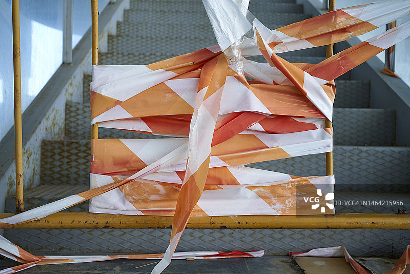 封闭的楼梯缠绕着红白条纹塑料警戒带图片素材