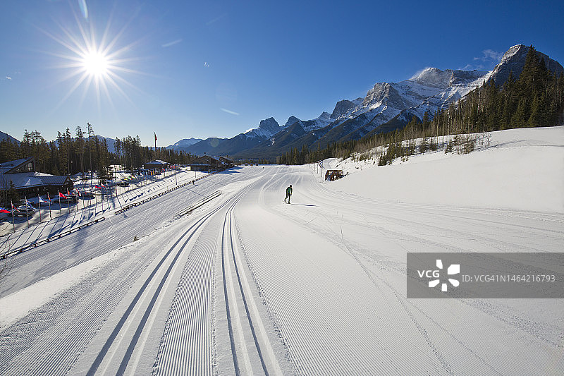 加拿大艾伯塔省坎莫尔北欧中心省立公园越野滑雪图片素材