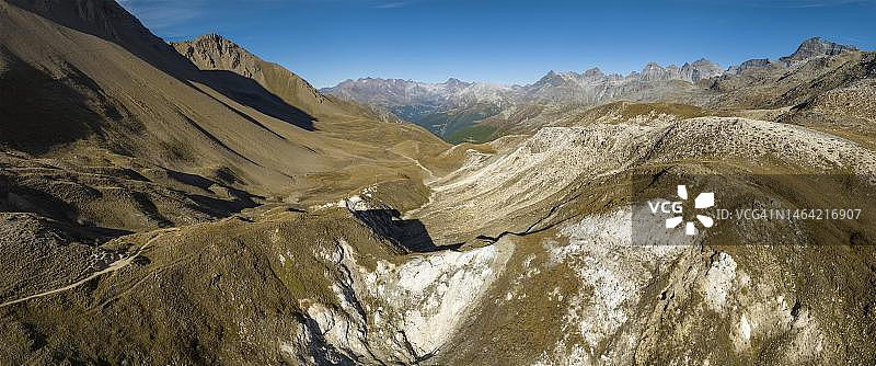 萨夫利施山口的多洛米岩石，背景是宾谷和上瓦莱，鸟瞰图，瓦莱州，瑞士图片素材