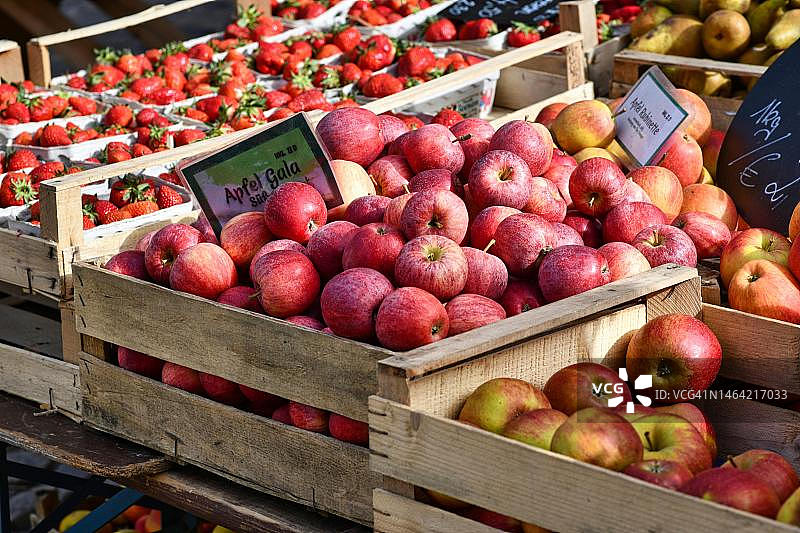 德国弗莱堡市场上的红苹果图片素材