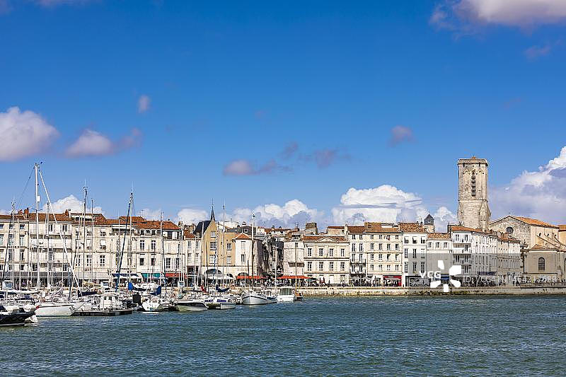 法国新阿基坦大区拉罗谢尔老城区迪佩雷码头的老港和餐厅图片素材