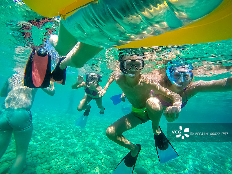 女人和孩子们在亚得里亚海浮潜图片素材