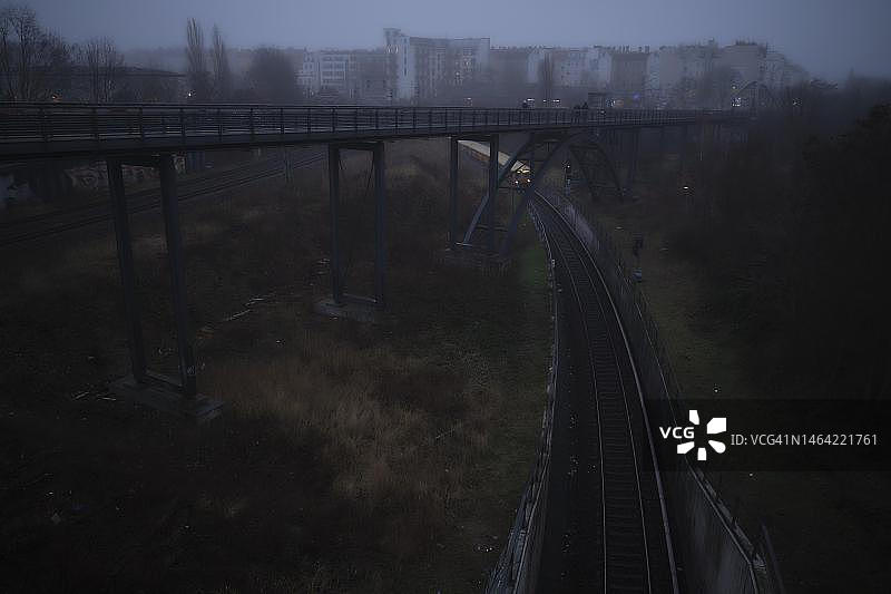 德国柏林：从贝姆桥到施韦特桥的景色，科彭哈根大街后方建筑的立面，S-Bahn列车图片素材