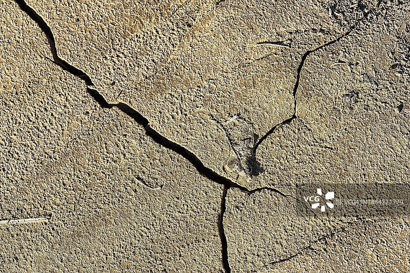 地面上的干裂裂缝，图案，2012年风暴后西班牙安达卢西亚阿尔梅里亚洪水灾害后的干泥图片素材