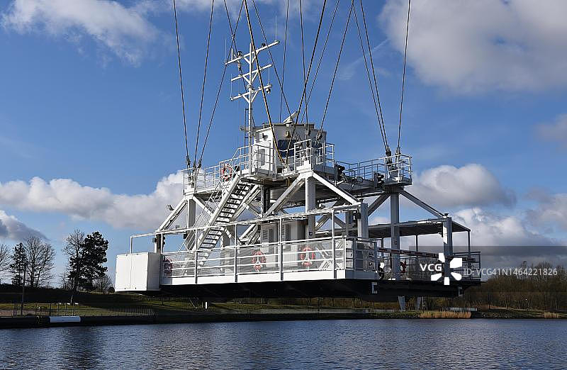 德国石勒苏益格-荷尔斯泰因州伦茨堡悬索桥，位于基尔运河之上图片素材