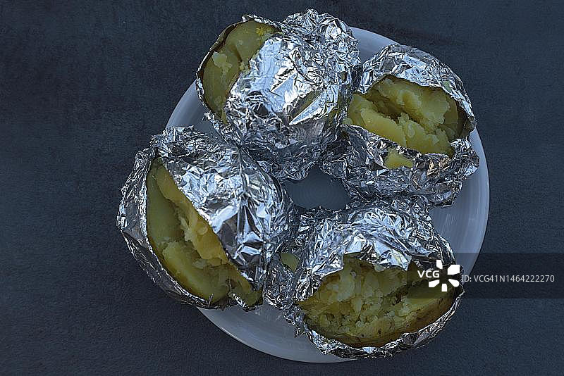 包裹在铝箔中的烤土豆，德国巴伐利亚州图片素材