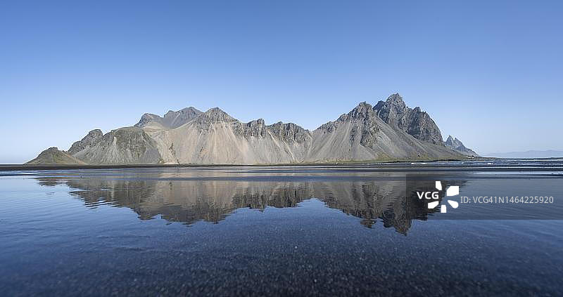冰岛东部斯托克斯内斯海岬的黑色熔岩海滩图片素材
