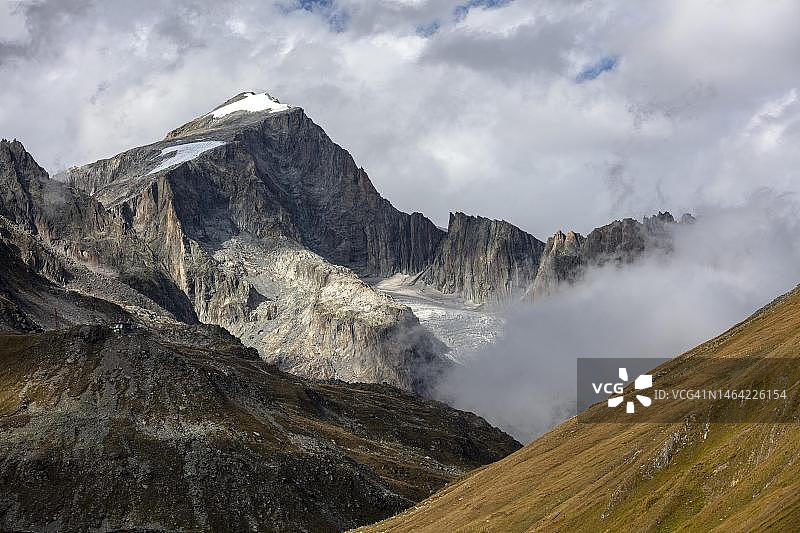 瑞士瓦莱州富尔卡山口的富尔卡峰云景图片素材