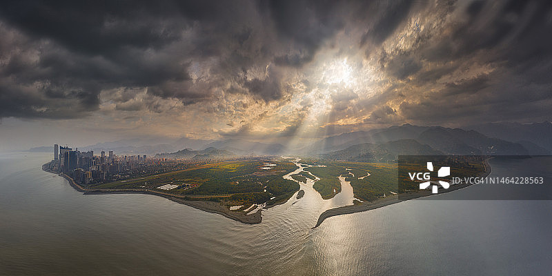 巴统市和黑海沿岸山脉的壮丽景色图片素材
