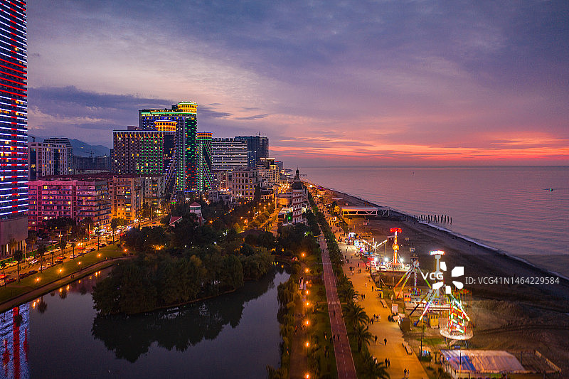 格鲁吉亚巴统的城市与海天际线日落图片素材