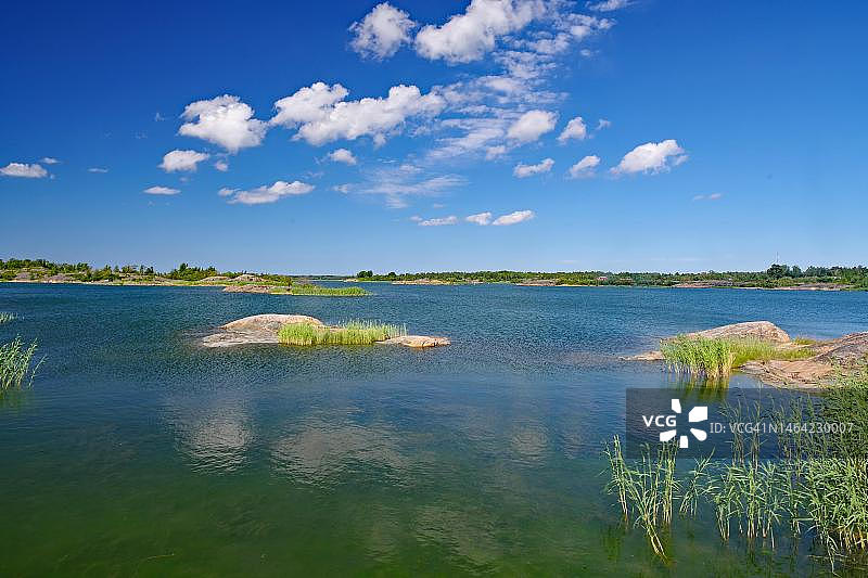 芬兰奥兰群岛夏季浅水海湾清澈海水图片素材