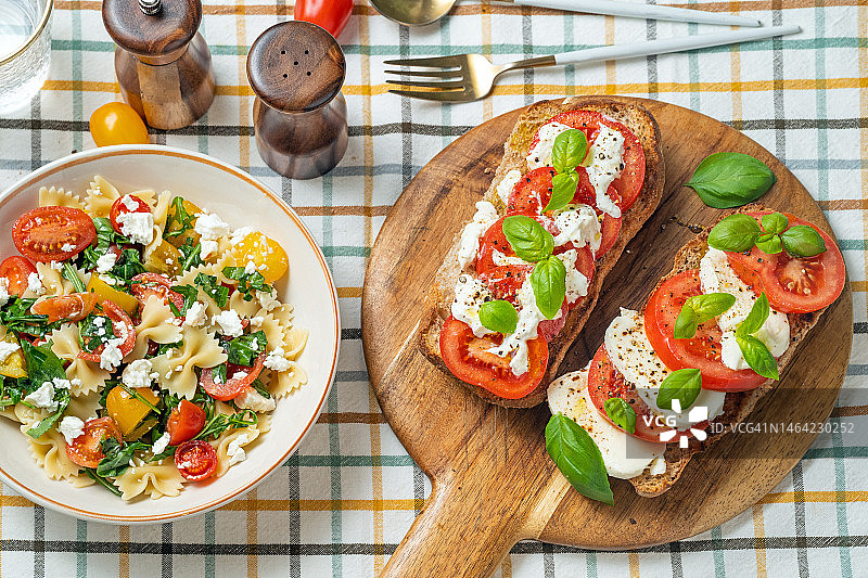 意式烤面包配卡普雷塞沙拉和意面沙拉图片素材