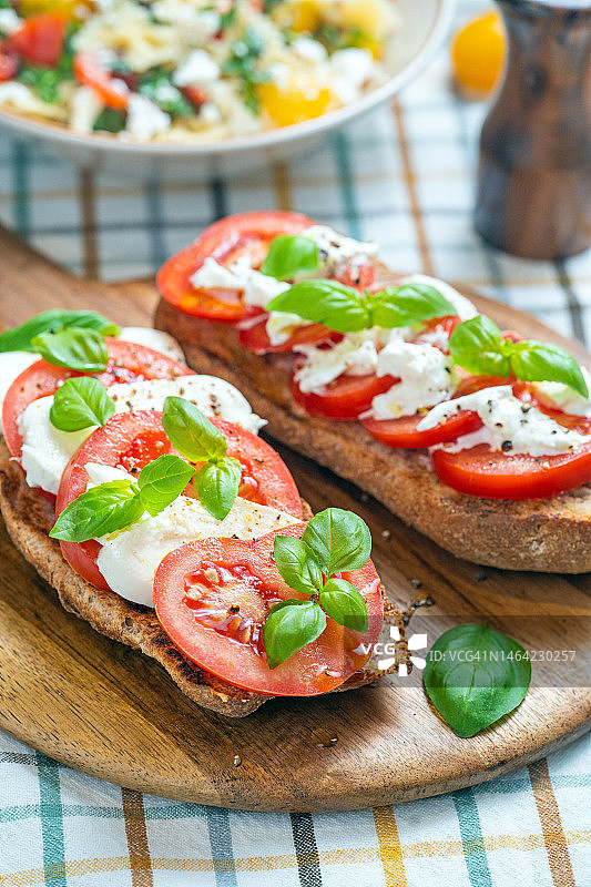 番茄马苏里拉奶酪意式烤面包图片素材