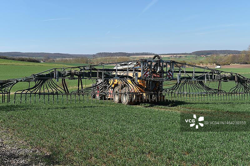 泥浆罐车将泥浆运到田间，德国黑森州图片素材