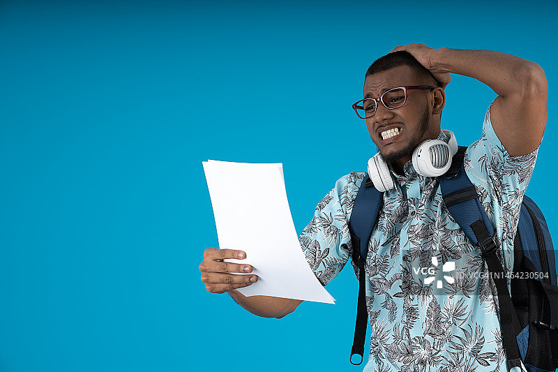 复习不及格的考试，抱着头的失望和沮丧的非裔美国人大学生图片素材