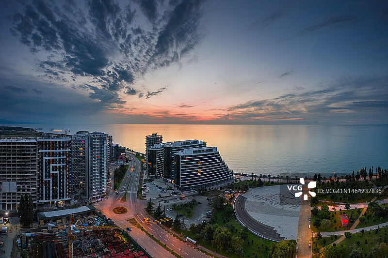 巴统色彩斑斓的日落后的傍晚城市风光图片素材