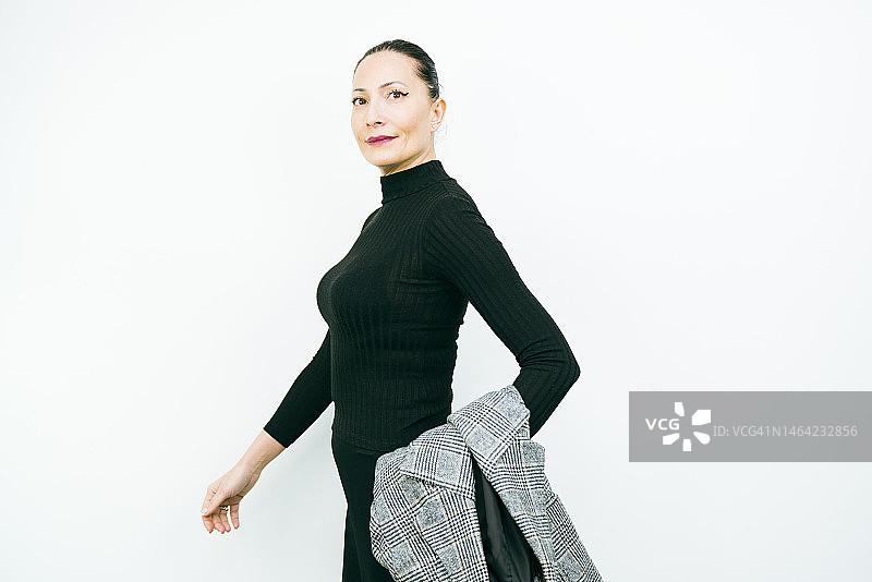 白色背景上的中年女商人肖像图片素材