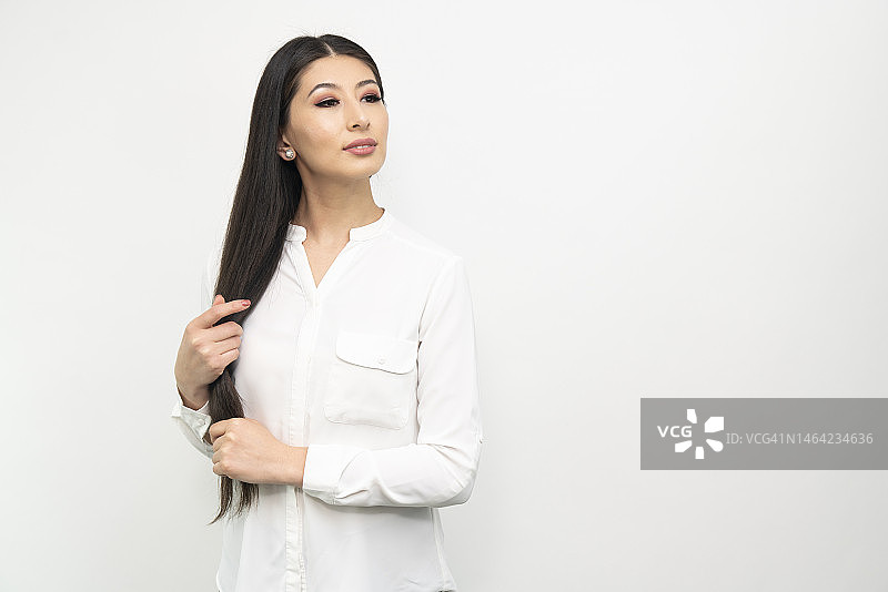 纯色背景上的年轻亚洲女商人图片素材