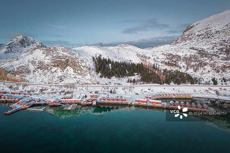 挪威罗弗敦群岛的冬季景观、雪山和冰冻道路鸟瞰图图片素材