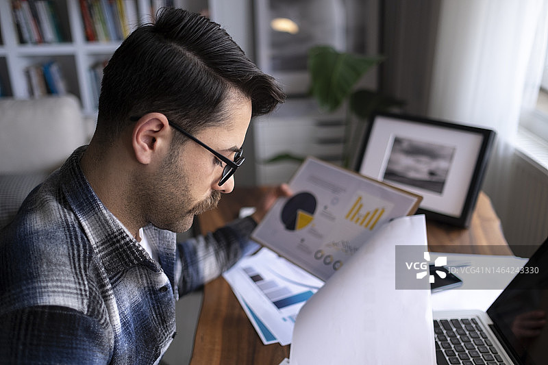 自信的年轻人使用电脑工作图片素材