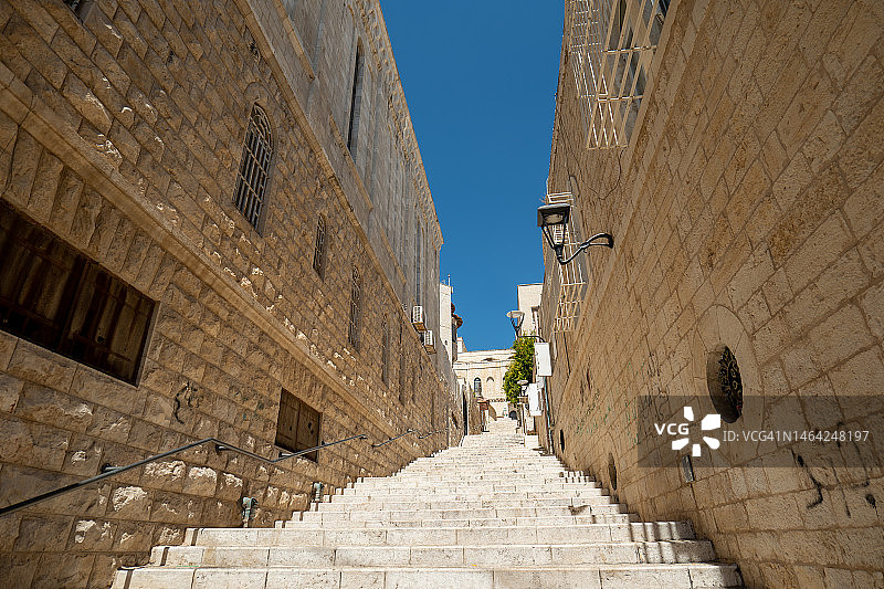 老城区狭窄街道上的旧石墙和建筑物图片素材