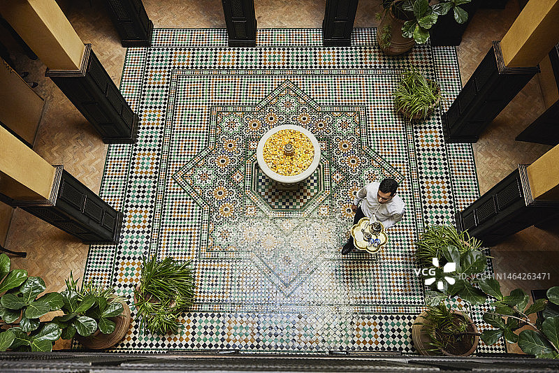 服务员在酒店庭院中提供茶点服务宽视角图片素材