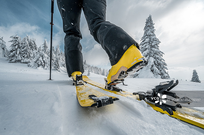 滑雪靴滑雪板特写，滑雪探险图片素材