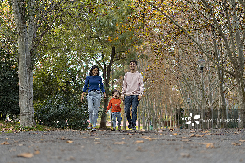 在公园享受秋天乐趣的独生子女家庭图片素材