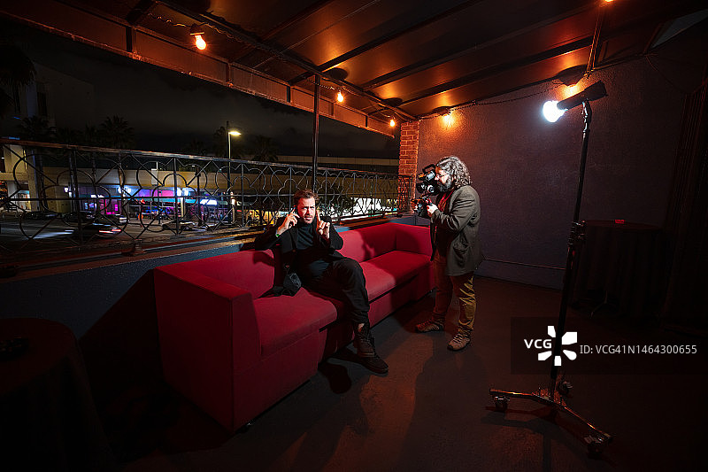 纪录片电影制作人打断正在打电话的男人图片素材