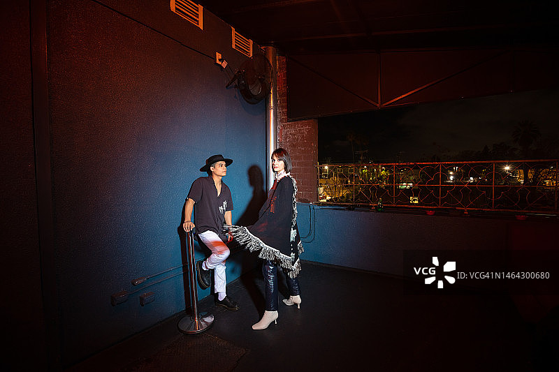 富有魅力的男人和女人的自然肖像图片素材