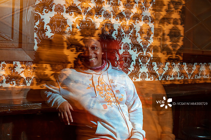 长曝光人像：使用慢速快门的非裔美国妇女图片素材