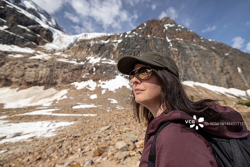 在加拿大贾斯珀伊迪丝卡韦尔山上的快乐年轻女人肖像图片素材