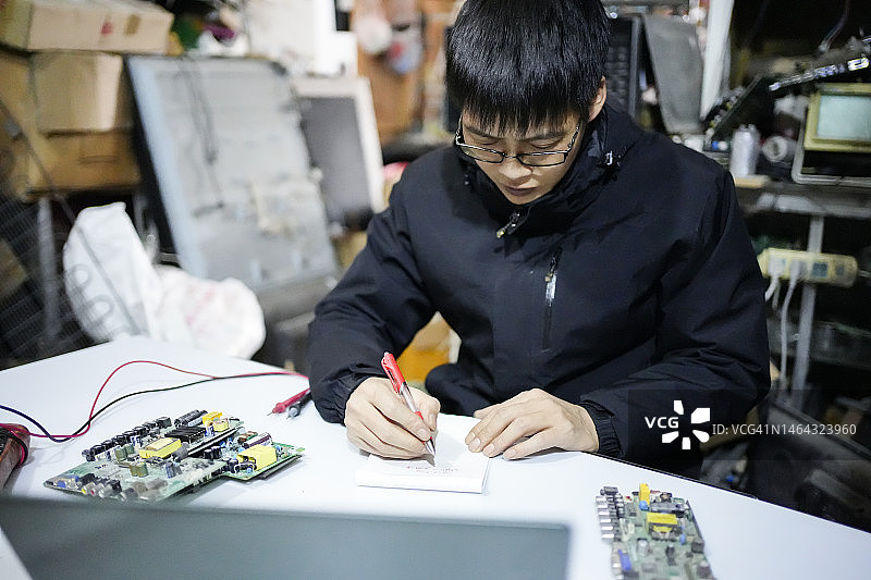 认真研究并记录的研究员图片素材