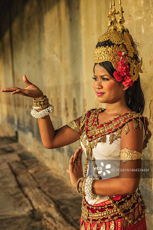 柬埔寨吴哥窟附近的阿普萨拉舞者图片素材