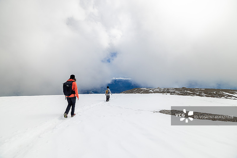 母亲和儿子在加拿大阿尔伯塔省贾斯珀国家公园惠斯勒斯山顶徒步旅行图片素材