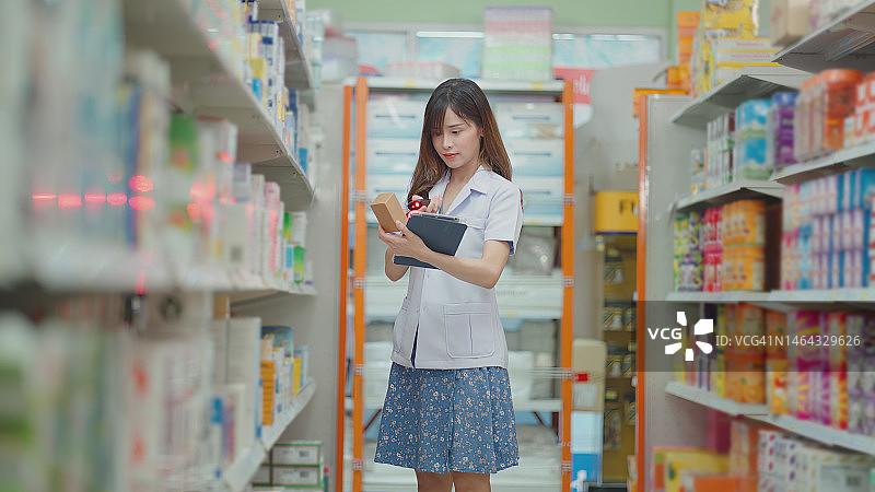 药剂师在现代药房检查库存图片素材
