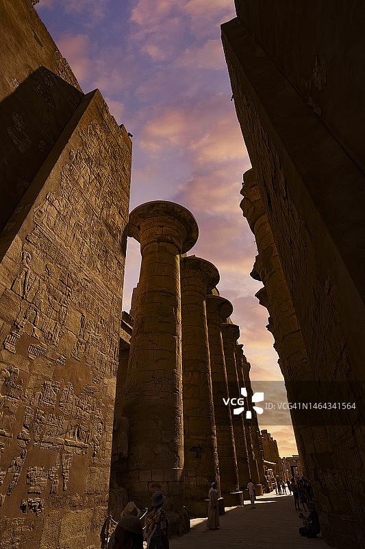 埃及卢克索（底比斯）卡纳克神庙的废墟柱美丽风光图片素材