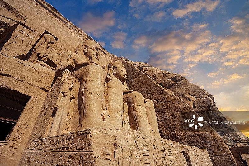 阿斯旺埃及阿布辛贝神庙前的拉美西斯二世巨型法老雕像图片素材