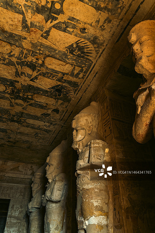 埃及阿斯旺阿布辛贝神庙内的拉美西斯二世巨型法老雕像图片素材