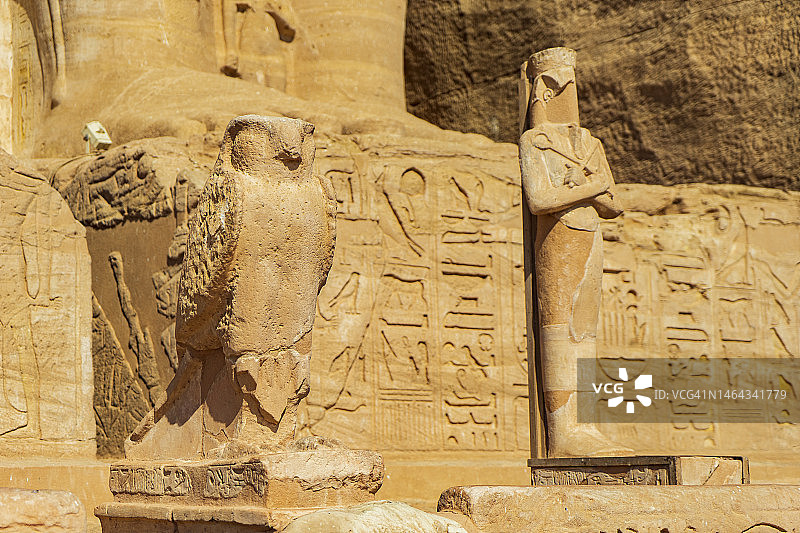 阿斯旺埃及阿布辛贝神庙前的拉美西斯二世巨型法老雕像图片素材