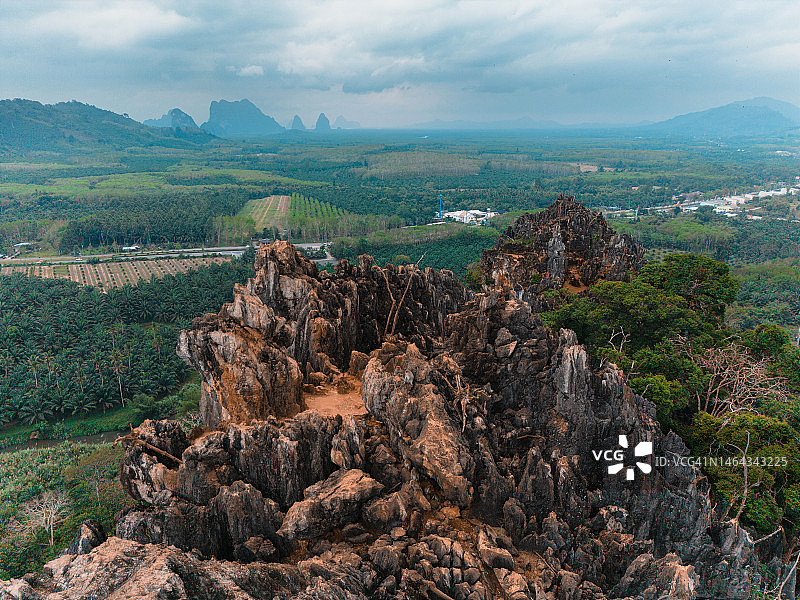 攀牙国家公园山上的猴群航拍图片素材