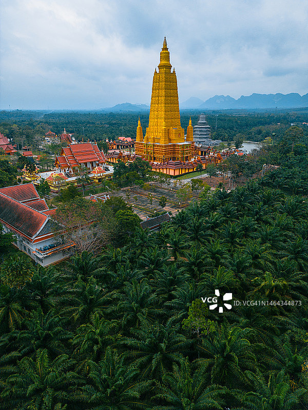 泰国丛林中的佛教寺庙鸟瞰图图片素材
