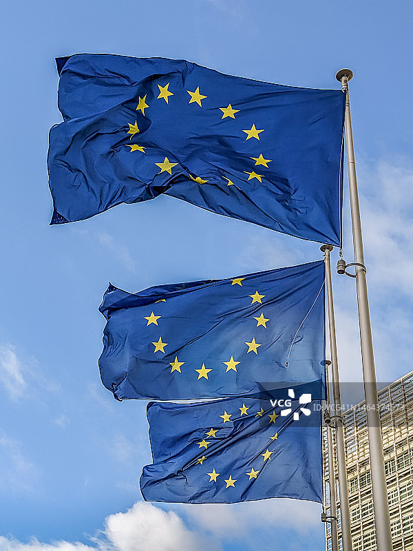在欧盟委员会贝雷蒙大厦飘扬的欧盟旗帜图片素材