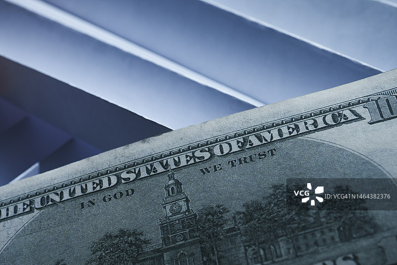 美元钞票特写，低光环境留有复制空间图片素材