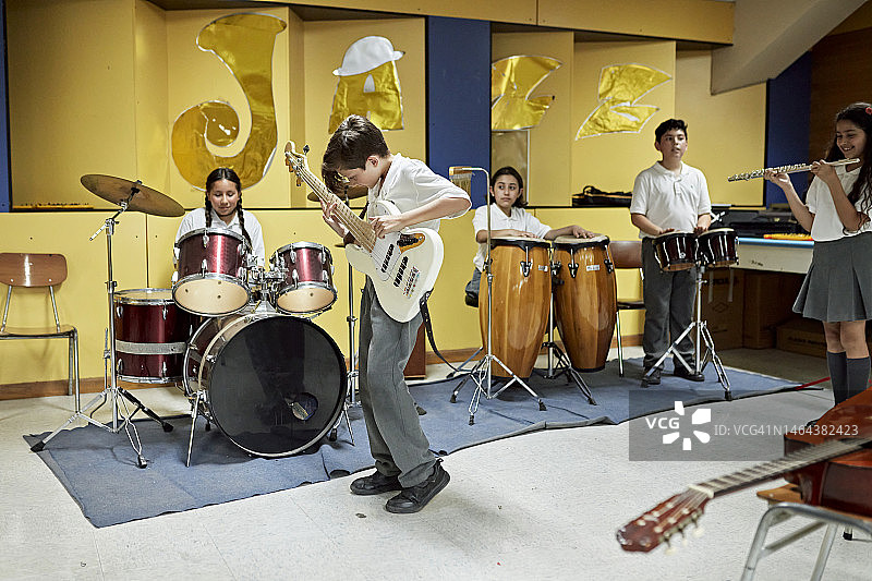在音乐教室里演奏乐器的学生图片素材