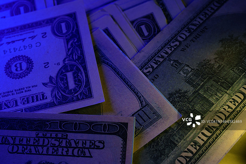 美元钞票特写，低光环境留有复制空间图片素材